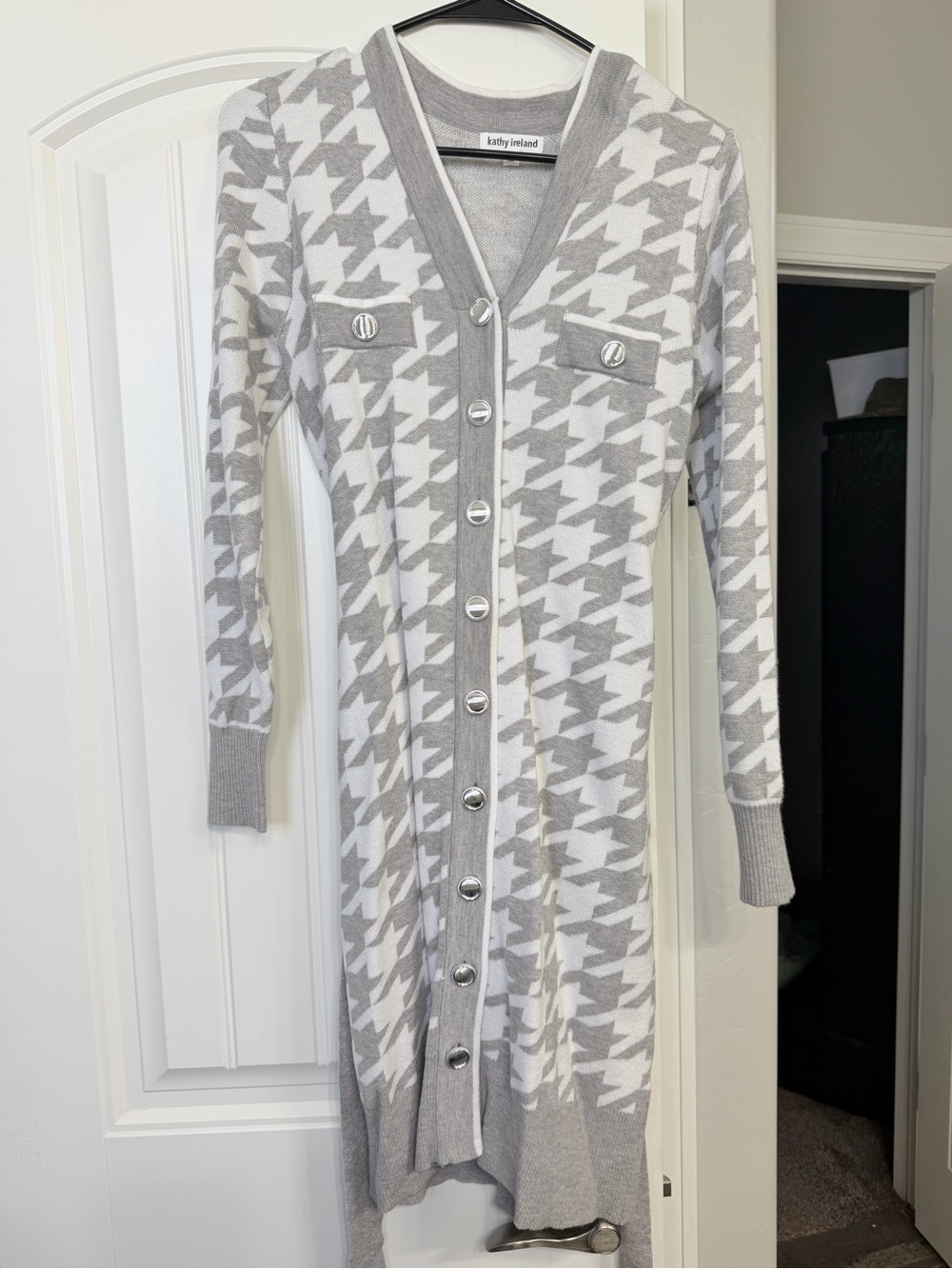kathy ireland Gray and White Houndstooth Long Button Cardigan
